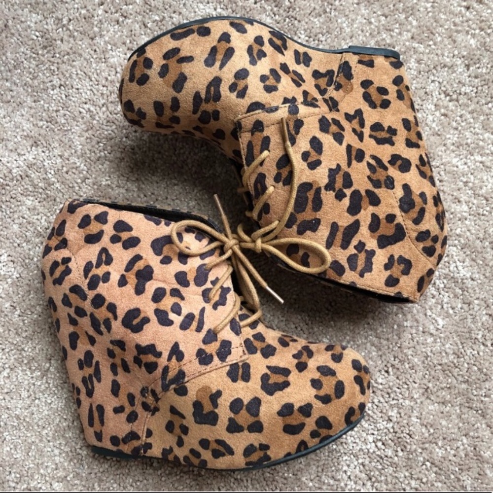 Sexy animal print wedges!😏👌🏼